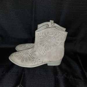 Stevies booties size 9